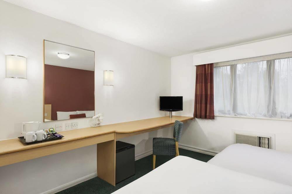 Days Inn By Wyndham London Stansted Airport Birchanger Екстериор снимка